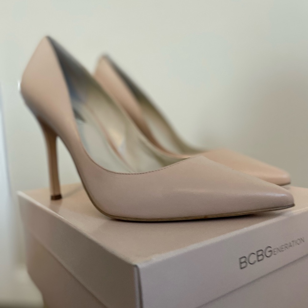 BCBG pointed toes nude/blush pumps